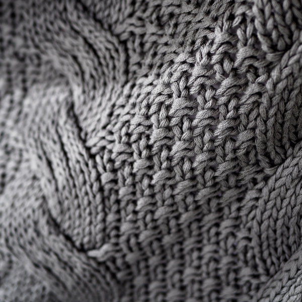 Kuscheldecke / Tagesdecke - Gestrickte Cable Grau Fabric Close-up Image