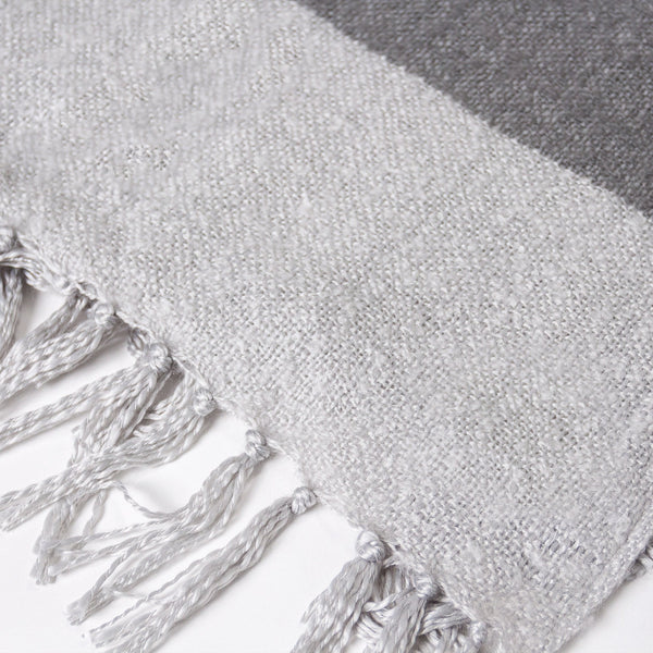 Sherpa-Decke - Tonal Schiefergrau & Silber Fabric Close-up Image